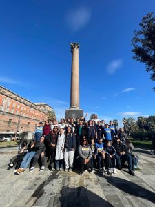 Grande successo dell’iniziativa IOnonImbratto per la rimozione delle scritte vandaliche che sporcavano la base del monumento ai caduti di via Acton nei giardini del Molosiglio.