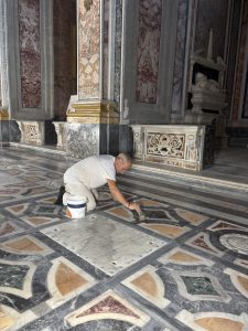 Chiesa dei Ss. Severino e Sossio: in corso il restauro della pavimentazione in tarsie marmoree